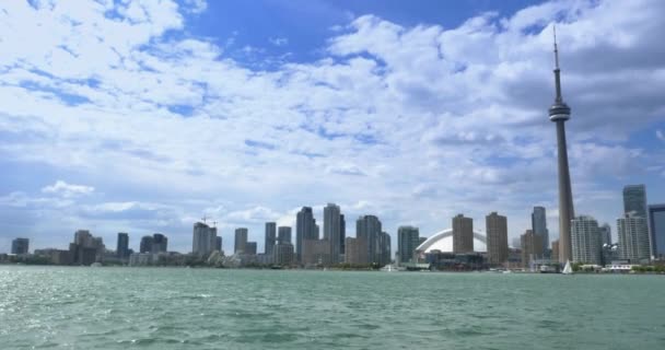 4k Wide shot Toronto skyline van Lake Ontario met CN Tower — Stockvideo