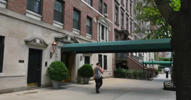 4K Typique Upper West Side Apartment Building Établissement de tir — Video