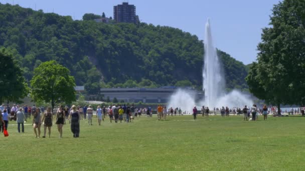 4K personas visitan el Parque Estatal Point en Pittsburgh — Vídeos de Stock