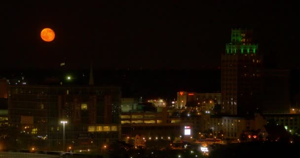 Volle maan over de stad van Niagara Falls — Stockvideo