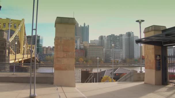 Estatua de Roberto Clemente en PNC Park cerca del puente de la calle 6 en la costa norte de Pittsburgh . — Vídeo de stock