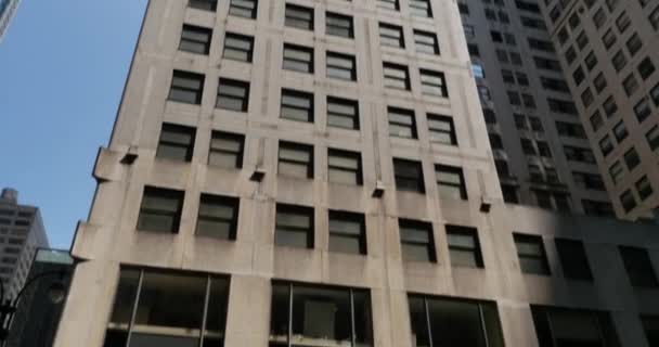 4K Chrysler Building Inclinación hacia arriba Estableciendo tiro — Vídeos de Stock