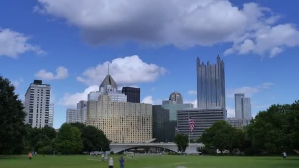 Een tijd vervallen weergave van Pittsburgh de skyline in de buurt van Point State Park. — Stockvideo