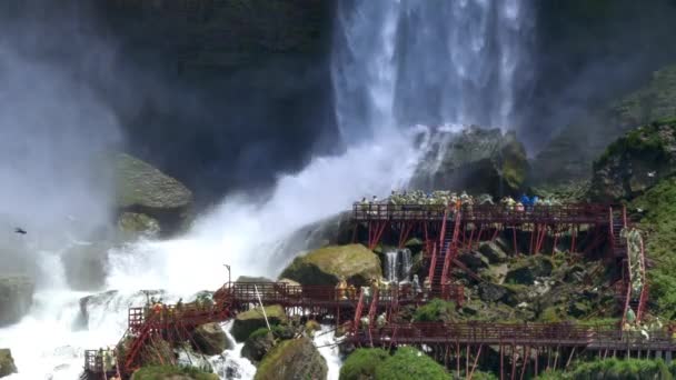 4k toeristen bij Bridal Veil Falls — Stockvideo