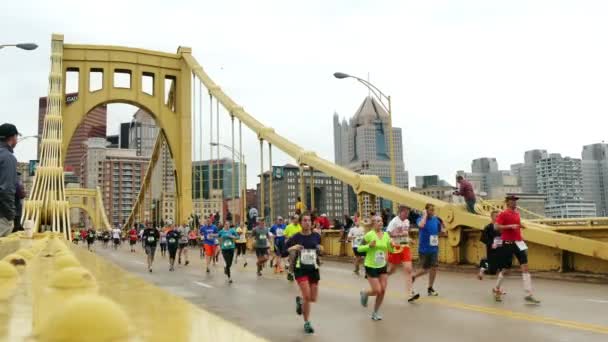 4 k Pittsburgh maraton koşucular 4278 — Stok video