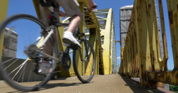 Bicicleta de passeios de homem 4K na ponte West End — Vídeo de Stock