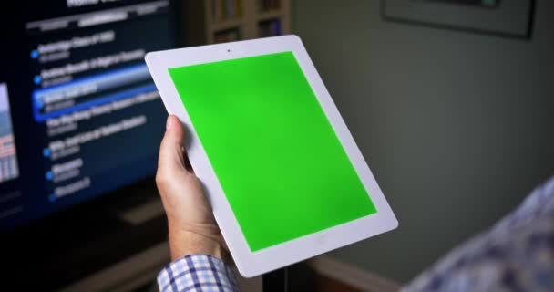 4k Mann mit Tablet-PC grünen Bildschirm zu Hause — Stockvideo