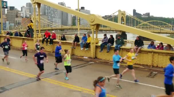 4k Pittsburgh Marathonläufer 4279 — Stockvideo