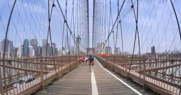 BROOKLYN, NY - Circa July, 2014 - Tourrists walk across the Brooklyn Bridge . — стоковое видео