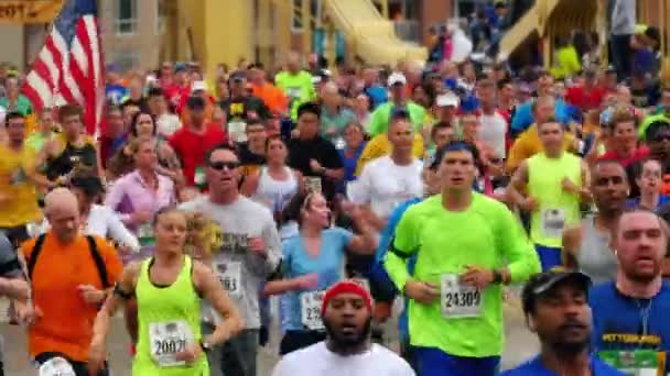 4K Pittsburgh Marathon Runners 4274 — Stock Video