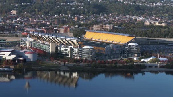 O vybudování záběr Heinze Fielda v Pittsburghu, domov pro Pittsburgh Steelers. V 4 k Ultrahd. — Stock video