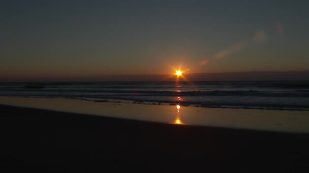 Утренний восход над океаном — стоковое видео