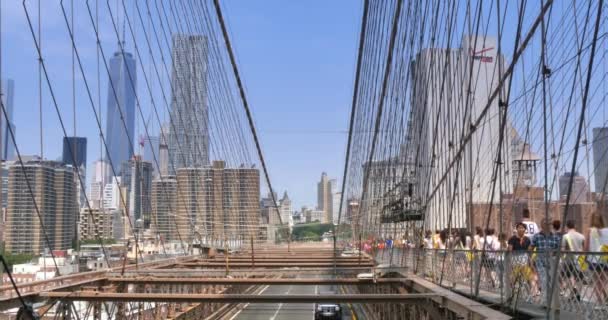 BROOKLYN, NY - Circa July, 2014 - Tourrists and traffic pass over the Brooklyn Bridge . — стоковое видео