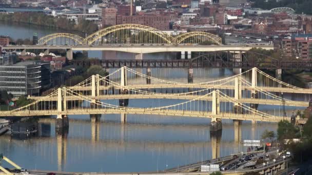 Pontes sobre o rio Allegheny em Pittsburgh, Pensilvânia. Em 4K UltraHD . — Vídeo de Stock