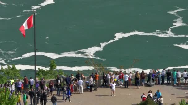 Turystów gromadzą się przy wychodzą w Niagara Falls — Wideo stockowe