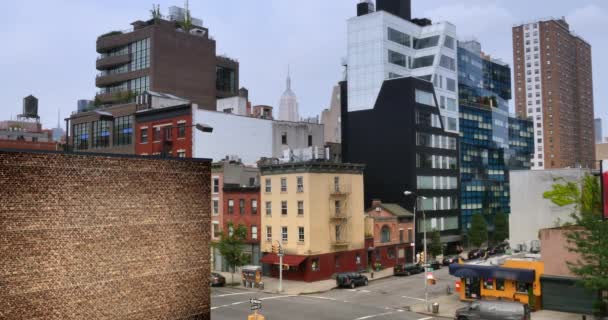 New York City - ca. Juli 2014 - ein Blitz-Zoom auf die Spitze des Empire State Building von der 10th Avenue in New York City aus gesehen. — Stockvideo