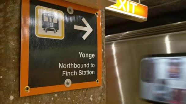 Estación de aproximación de metro 4K Toronto — Vídeos de Stock