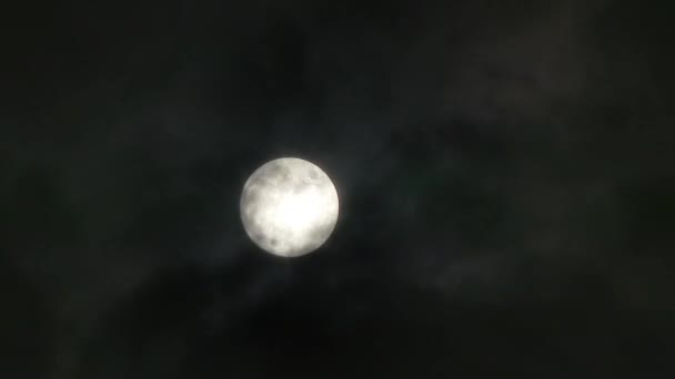 Luna llena en una noche nublada . — Vídeos de Stock