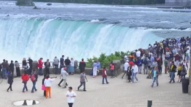 Turistas se reúnen en un mirador de las Cataratas del Niágara — Vídeos de Stock