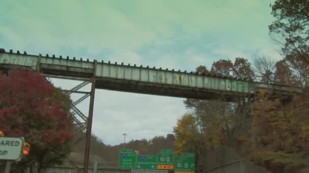 Rijden naar de Fort Pitt tunnel in Pittsburgh. — Stockvideo