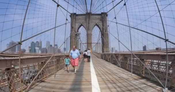 -- 2014 年 7 月頃、ブルックリン観光客ブルックリン ブリッジを渡って歩く. — ストック動画