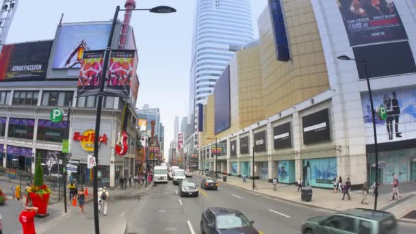 4K Dundas Square w Toronto ustanawiające strzał — Wideo stockowe