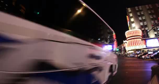 Busy Las Vegas intersection at night. — Stock Video