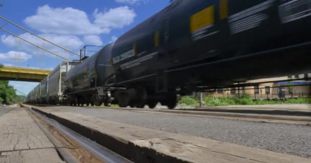 4 k vracht trein passeert door lage hoek met geluid — Stockvideo