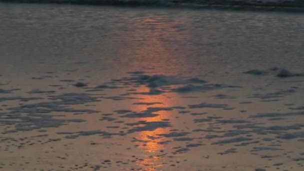 Zonsopgang reflectie in ocean surf — Stockvideo