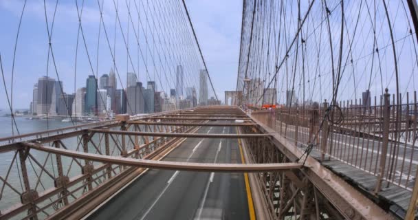 Brooklyn, NY-Circa július, 2014-Time megszűnik a kilátás a forgalom és a turisták a Brooklyn-híd. — Stock videók