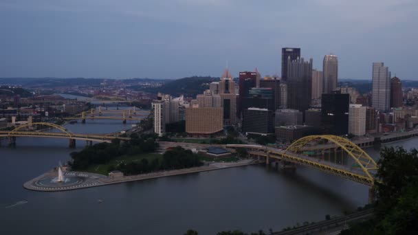 En dramatisk dag till natt tid förfaller Pittsburgh Skyline sett från toppen av Mount Washington. — Stockvideo
