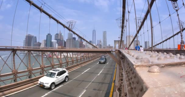 Brooklyn, NY-circa juli 2014-toeristen en het verkeer passeren de Brooklyn Bridge. — Stockvideo