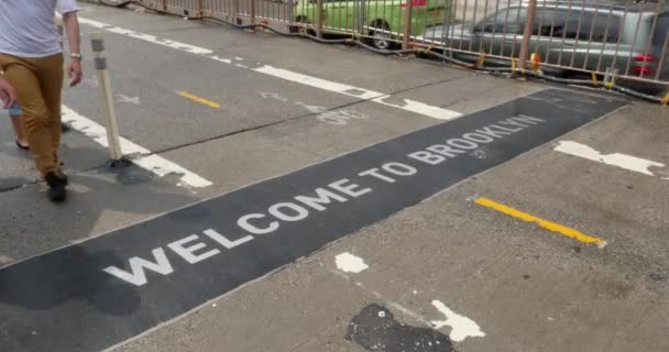 Välkommen till Brooklyn tecken på trottoaren på Brooklyn Bridge. — Stockvideo