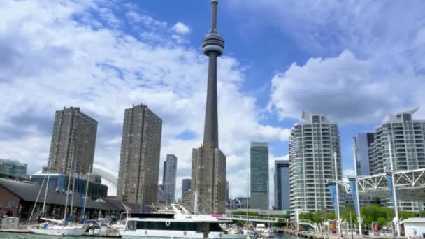 4K Toronto Skyline desde el lago Ontario con CN Tower — Vídeo de stock