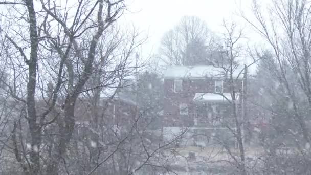 Schnee in einem westlichen Wimpelviertel — Stockvideo