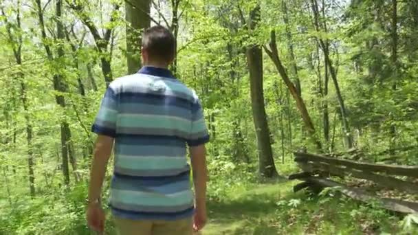 4k ένας άνδρας περπατά κάτω από ένα μονοπάτι στο δάσος 4371 — Αρχείο Βίντεο