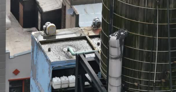 Een watertank op het dak van een gebouw in New York City. — Stockvideo