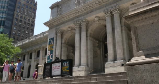 New York City - Circa juli, 2014 - mensen bezoeken de New York Public Library op 5th Avenue in Manhattan. — Stockvideo