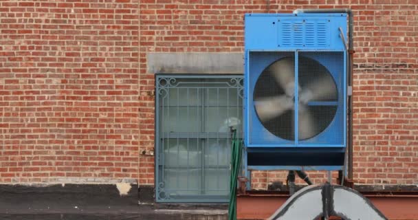 Een airconditioning unit draait op een dak in New York City. — Stockvideo