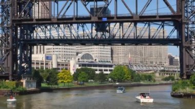 Cuyahoga Nehri üzerinde tekne geçer