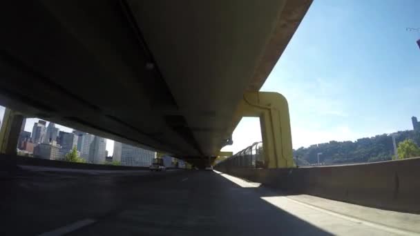 Körning över Fort Pitt-bron — Stockvideo