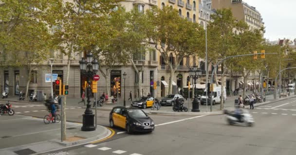 O trânsito passa pelas ruas de Barcelona — Vídeo de Stock