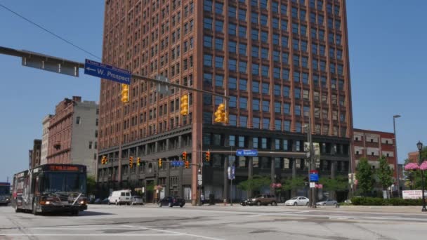 Verkeer en gebouwen op Superior Avenue in het centrum van Cleveland — Stockvideo