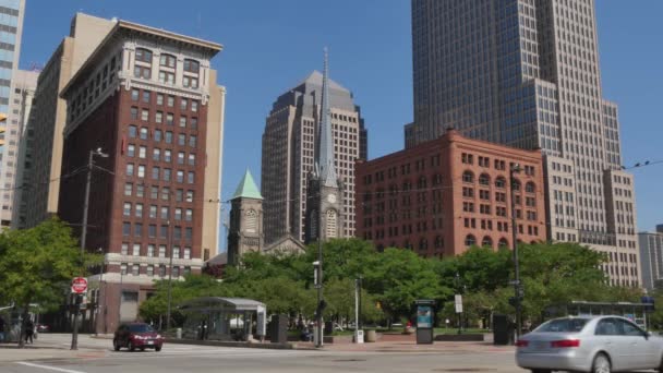 Traffic and buildings on Superior Avenue in downtown Cleveland — Stock Video