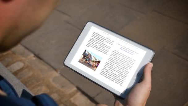 Detalhe do leitor do Ebook 4K — Vídeo de Stock