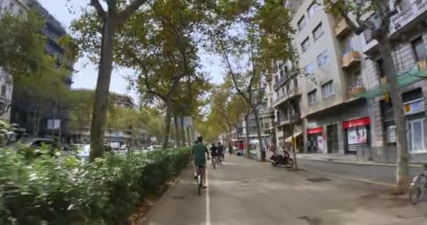 Turistas em bicicletas no centro de Barcelona — Vídeo de Stock