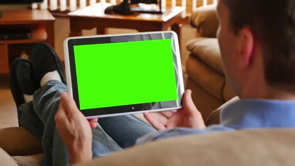 4K Hombre en el hogar relojes Tablet PC — Vídeos de Stock