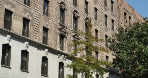 4K Tipico edificio dell'appartamento di Manhattan che stabilisce colpo — Video Stock