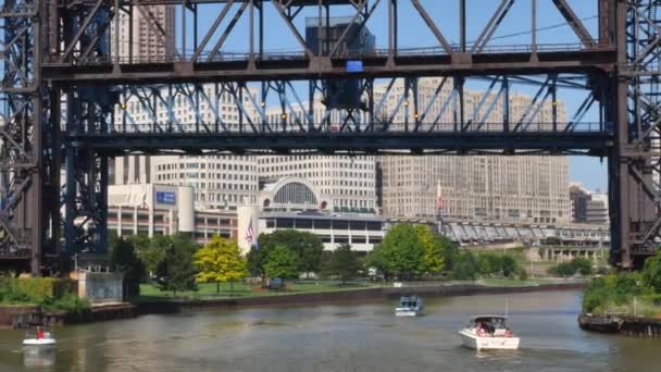 Barcos passa no rio Cuyahoga — Vídeo de Stock