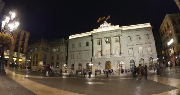 Turyści i odwiedzający zbierają się w Plaza de Sant Jaume — Wideo stockowe